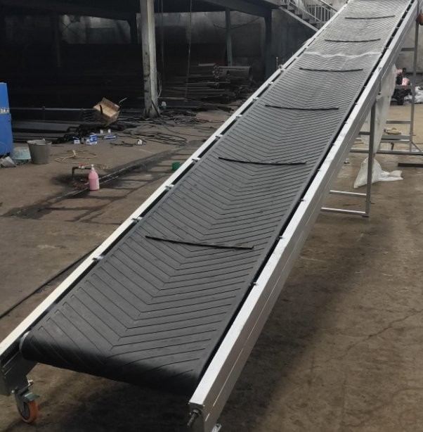 明鵬輸送機(jī)械設(shè)備 波紋擋邊皮帶機(jī)糧食輸送 可移動(dòng)煤礦皮帶運(yùn)輸機(jī)