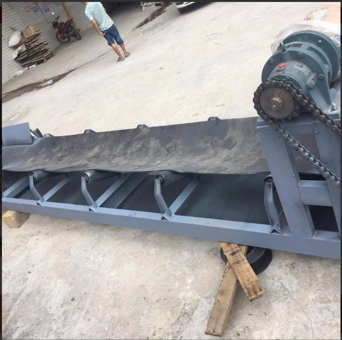 大運(yùn)量長(zhǎng)距離皮帶輸送機(jī) 重型泥土運(yùn)輸機(jī) 槽鋼支架 支持定做