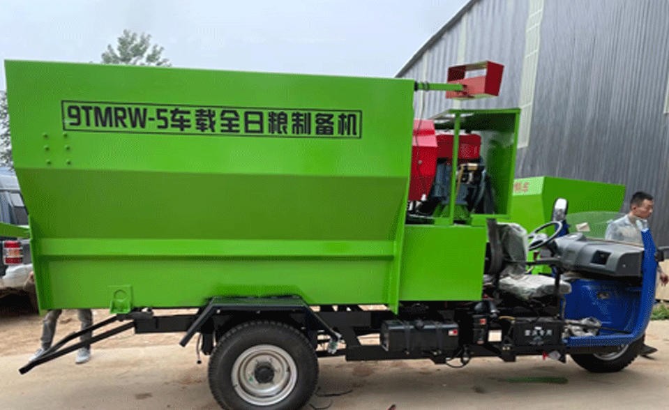 5立方臥式攪拌撒料一體車