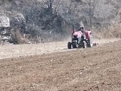 春天里旋耕機(jī)作業(yè)深翻土地